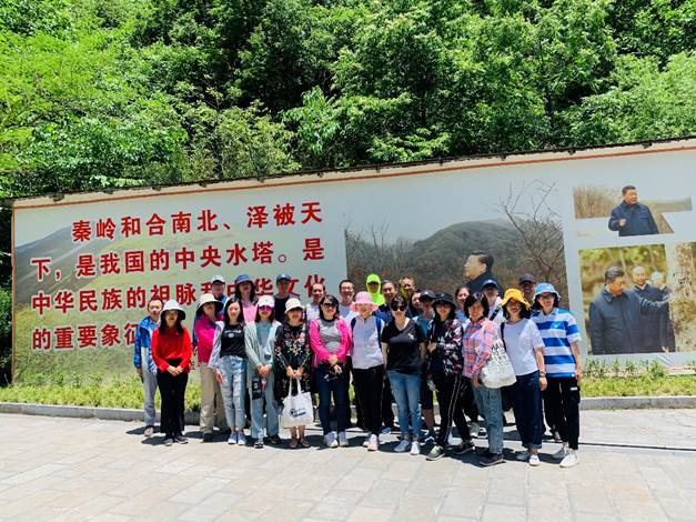 一群人站在人行道上描述已自动生成